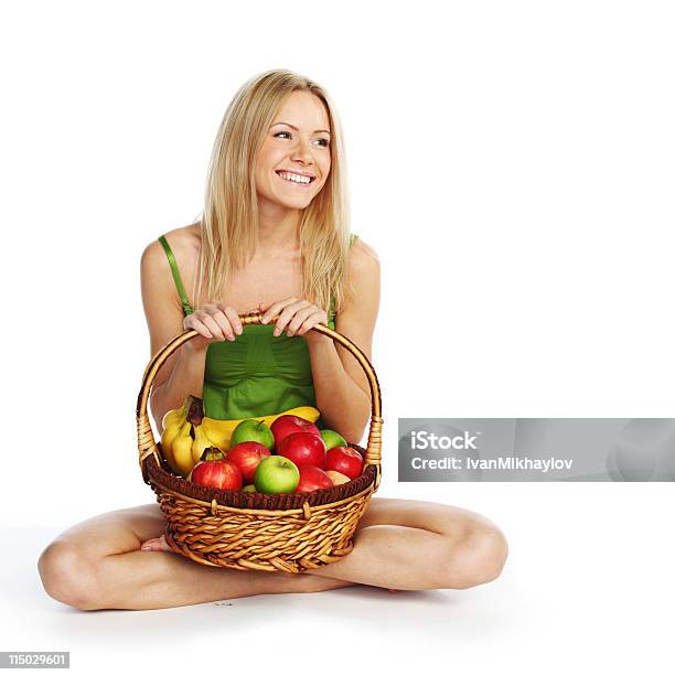 Foto de Mulher Segura Uma Cesta De Frutas e mais fotos de stock de Adolescente - Adolescente, Adolescentes Meninas, Adulto