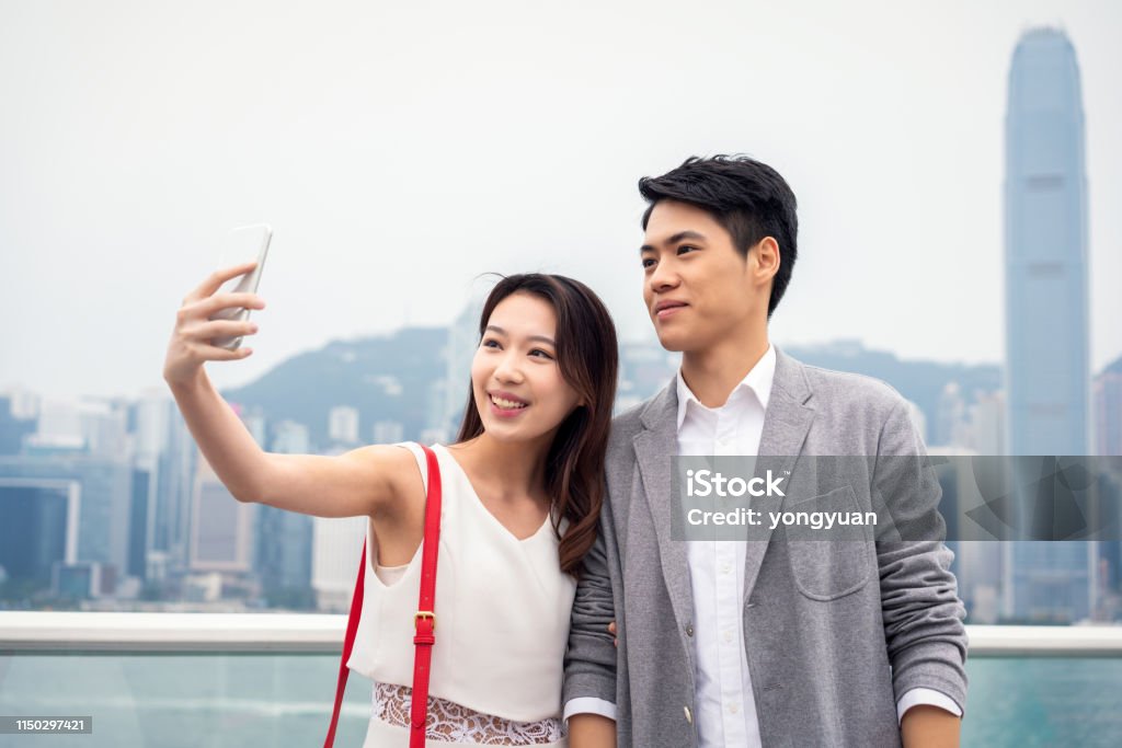 Cặp Đôi Trung Quốc Chụp Ảnh Selfie Với Cảnh Quan Thành Phố Hồng Kông Hình  ảnh Sẵn có - Tải xuống Hình ảnh Ngay bây giờ - iStock