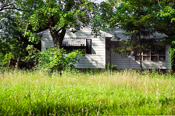 forclosure unoccupied House in foreclosure run down neighborhood stock pictures, royalty-free photos & images