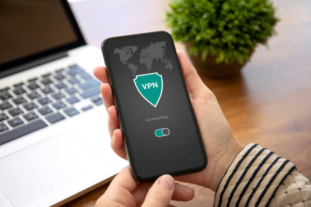 여자 손 응용 프로그램 vpn 개인 네트워크와 전화를 들고 - computer software tunnel data technology 뉴스 사진 이미지