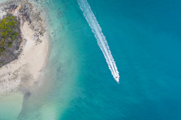 島熱帯島観光のためのスピードボートの航空写真。 - cruise speed ストックフォトと画像