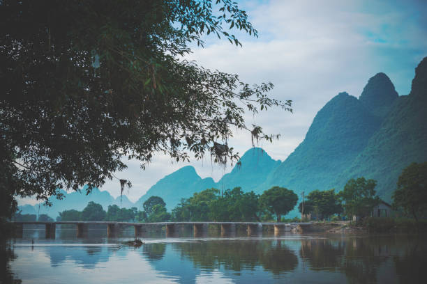 fiume li a yangshuo, guilin - bridge beauty in nature travel destinations yangshuo foto e immagini stock