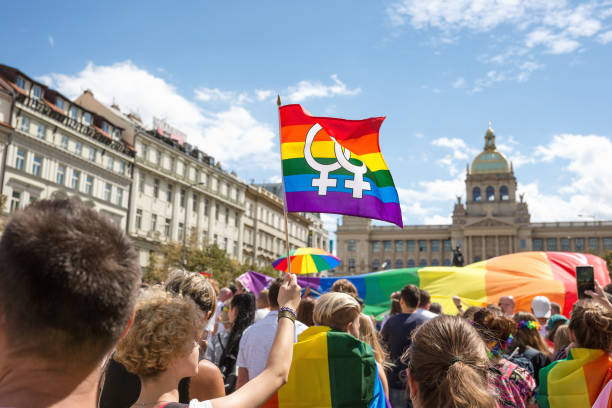 bandera del arco iris en la multitud en el orgullo gay de praga. - crowd community large group of people protest fotografías e imágenes de stock