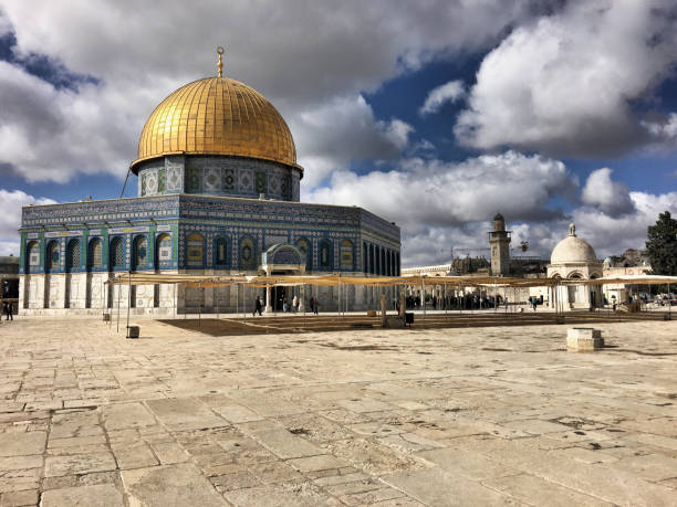 a picture of the dome of the rock in jerusalem - ancient arabic style arch architecture imagens e fotografias de stock