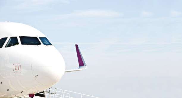 aereo bianco con sfondo cielo chiaro - fusoliera foto e immagini stock