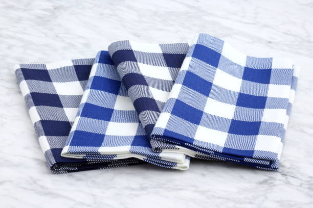 大理石のカウンターの上の生地のナプキンのセット - domestic kitchen towel dish cloth rag ストックフォトと画像