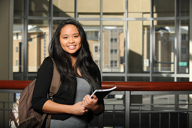 Cтоковое фото Молодая азиатская женщина студент, держа copybook