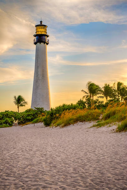 faro e lanterna di cape florida a bill baggs state park in florida - usa coastline miami florida sky foto e immagini stock