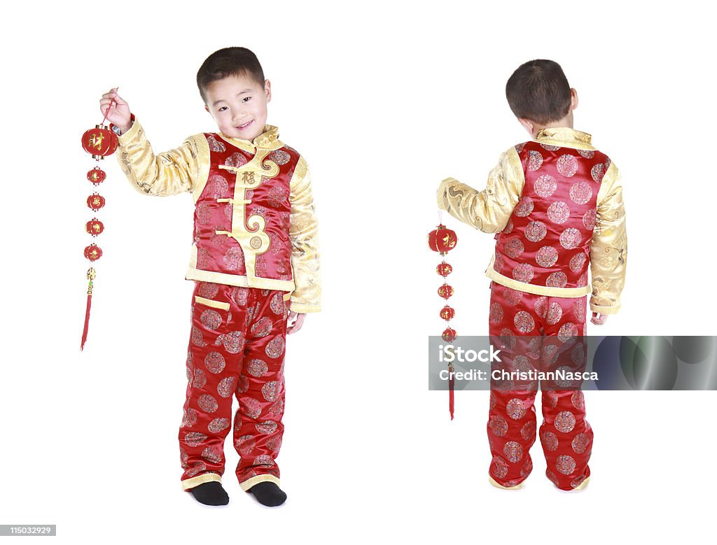 Lits jumeaux avec des vêtements traditionnels chinois et des lampions rouges (série - Photo de Costume d'époque libre de droits