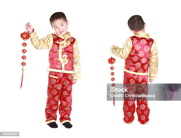 Photo libre de droit de Lits Jumeaux Avec Des Vêtements Traditionnels Chinois Et Des Lampions Rouges Série banque d'images et plus d'images libres de droit de Costume d'époque