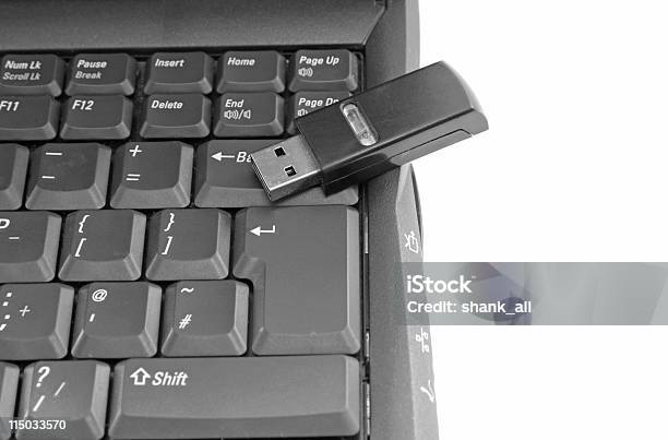 Memory Stick Отдыхать На Ноутбуке — стоковые фотографии и другие картинки USB-кабель - USB-кабель, Без людей, Студийная фотография