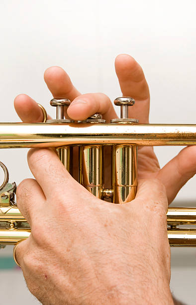 ręce grający trąbka - trombone musical instrument wind instrument brass band zdjęcia i obrazy z banku zdjęć