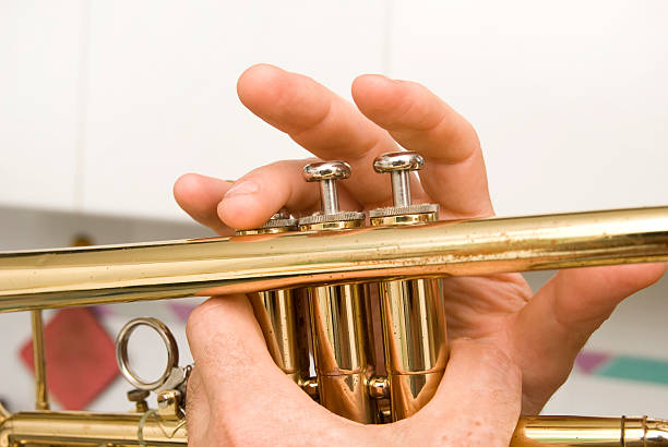 ręce grający trąbka - trombone musical instrument wind instrument brass band zdjęcia i obrazy z banku zdjęć