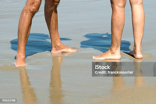 Piedi Nellacqua - Fotografie stock e altre immagini di Accudire - Accudire, Acqua, Adulto