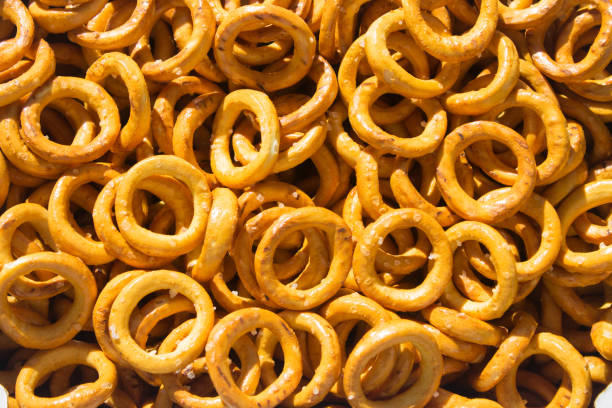 textura de muchos anillos de pan snack con sal con sombra - gold carbohydrate food food and drink fotografías e imágenes de stock