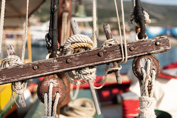 gros plan du gréement d’un vieux bateau - cable winch sailing yacht sport photos et images de collection