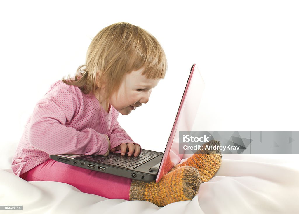 Niña bebé mirando hacia la pantalla del ordenador portátil - Foto de stock de 12-17 meses libre de derechos