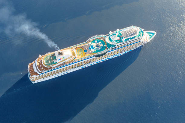 luxus-kreuzfahrtschiff segelt über die aussicht auf das meer - bay large nautical vessel blue stock-fotos und bilder