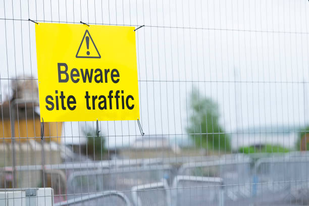 beware o sinal de tráfego do canteiro de obras na cerca - safety fence protection construction site - fotografias e filmes do acervo