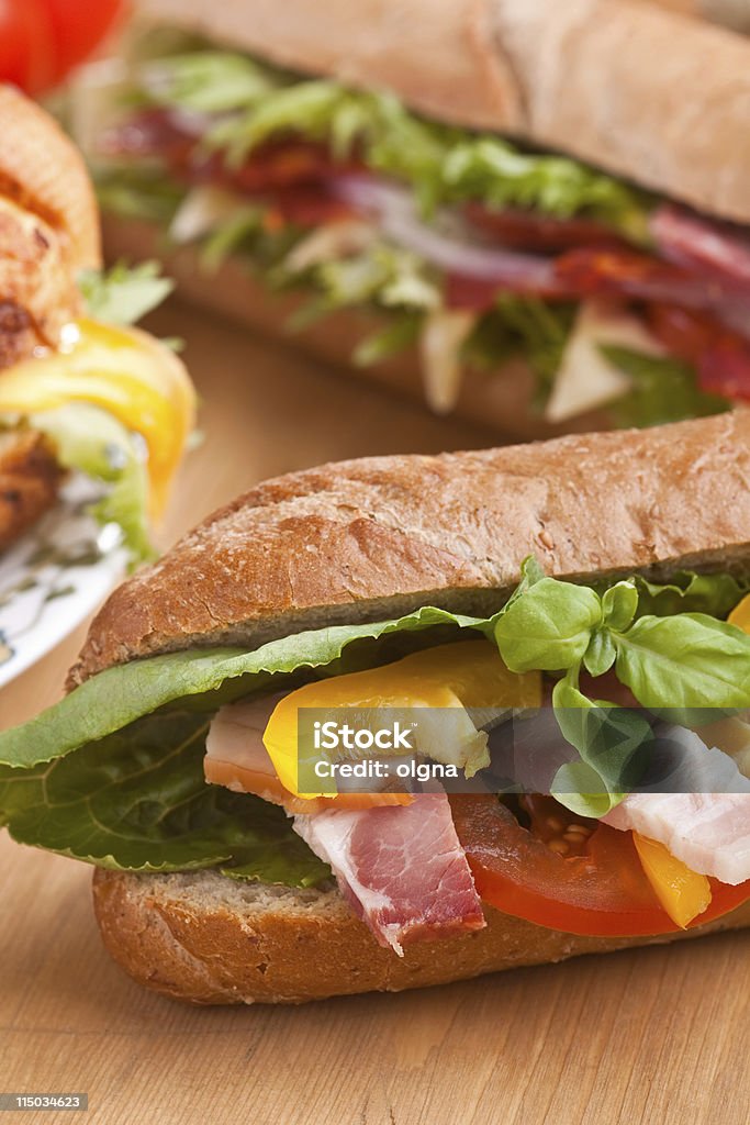 Sabrosos sándwiches primer plano - Foto de stock de Albahaca libre de derechos