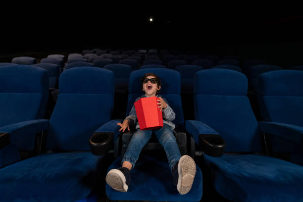 영화에서 3d 영화를 보고 행복 한 소년 - audience surprise movie theater shock 뉴스 사진 이미지