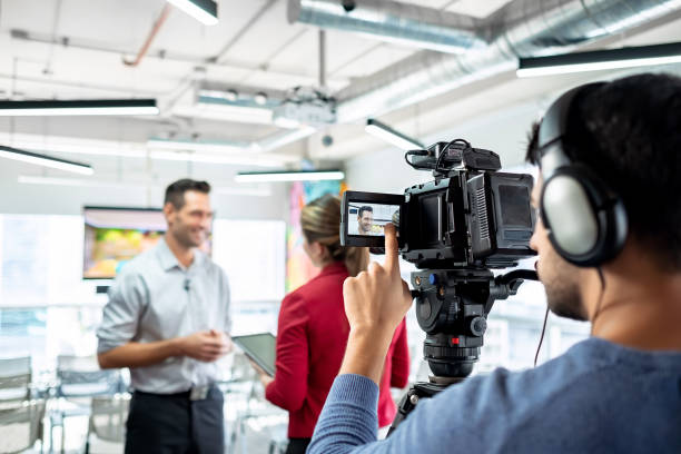 business man in office mówi i uśmiecha się podczas wywiadu korporacyjnego - videographer zdjęcia i obrazy z banku zdjęć