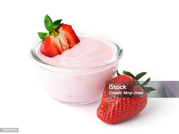 Jogurt Truskawkowy - zdjęcia stockowe i więcej obrazów Jogurt - Jogurt, Truskawka, Białe tło