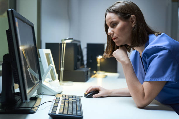 컴퓨터와 mri를 가진 병원에 있는 건강 관리 여성 노동자 - doctor computer radiologist healthcare and medicine 뉴스 사진 이미지