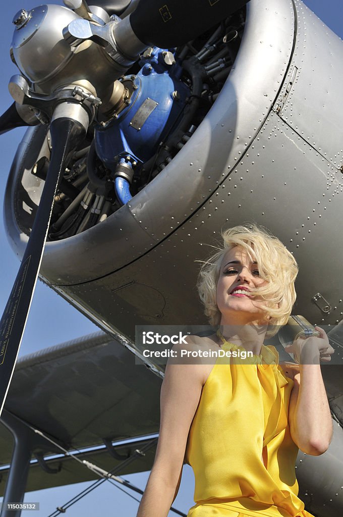 Гламур блондинка женщина в желтом платье. - Стоковые фото 1950-1959 роялти-фри