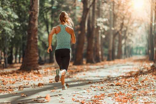Mujer jogging al aire libre en el otoño photo