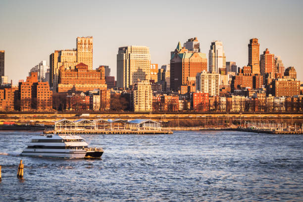 skyline de brooklyn em new york da via expressa de franklin d. roosevelt ao longo do rio do leste - lower downtown - fotografias e filmes do acervo