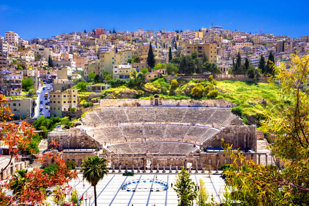 vista del teatro romano e della città di amman, giordania - amman foto e immagini stock