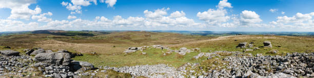 panorama from rippon tor of, from left to right, emsworthy rocks, saddle tor and haytor across moorland of dartmoor national park, devon, uk - dartmoor haytor rocks rock outcrop imagens e fotografias de stock