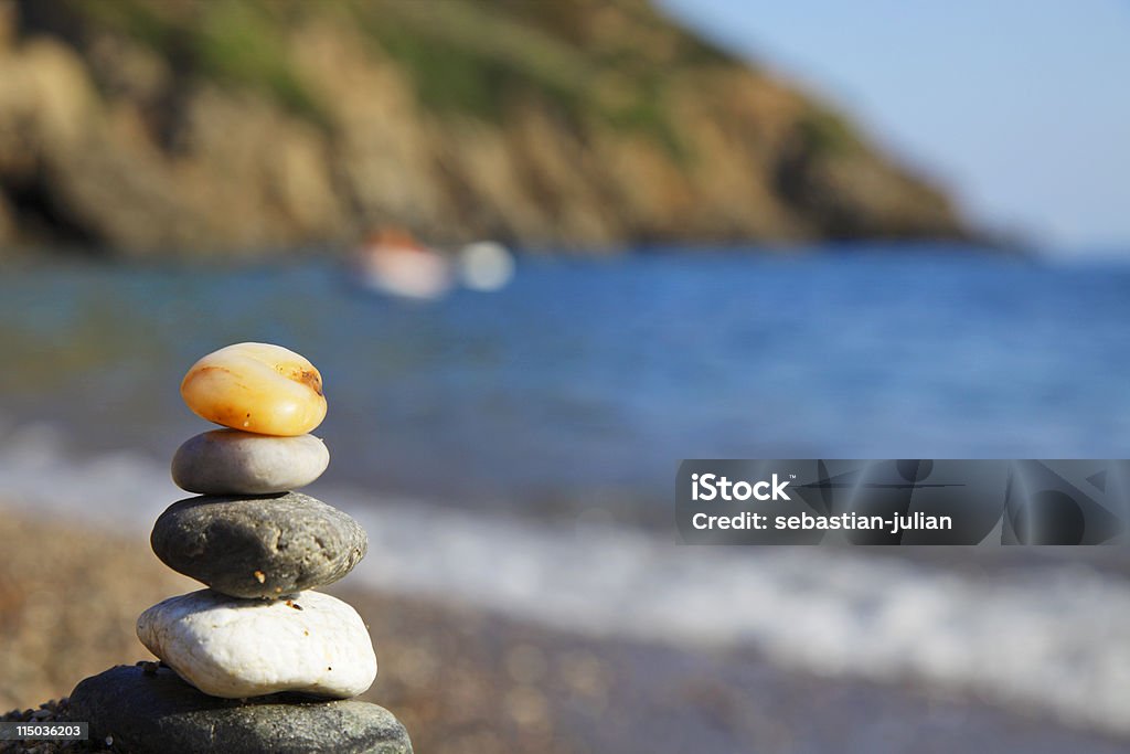 Grupo de pedras contra costa de água - Foto de stock de Alegria royalty-free