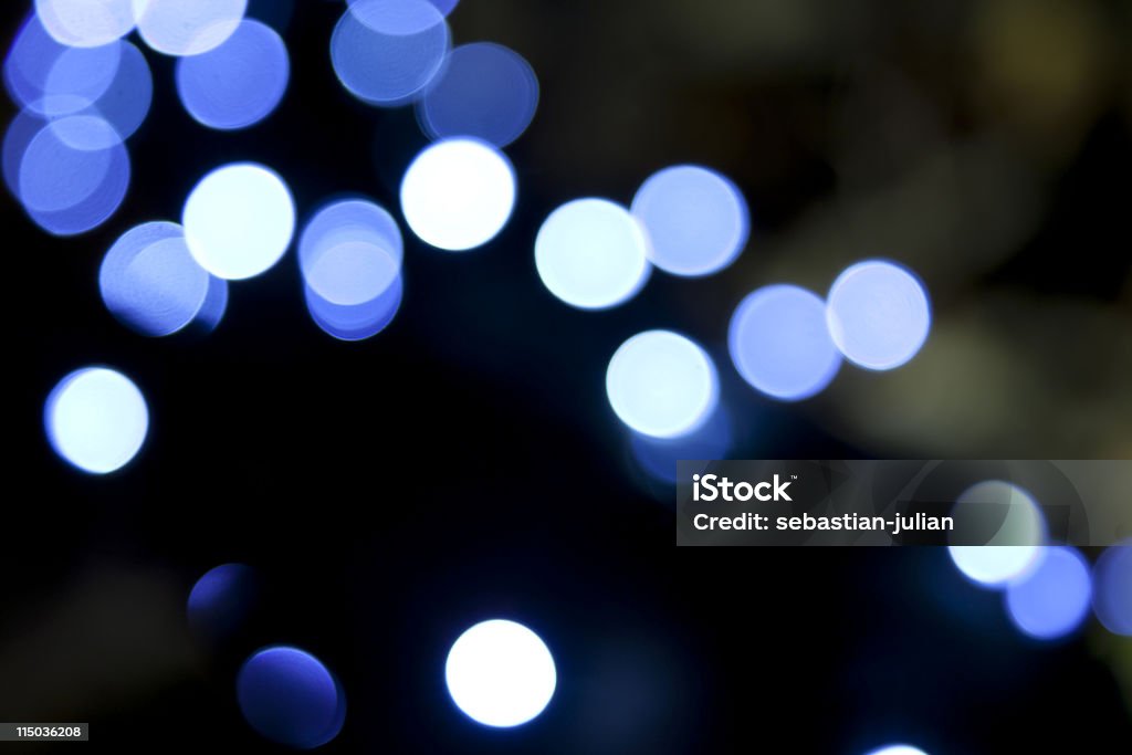 defocused luz azul pontos contra fundo preto - Foto de stock de Abstrato royalty-free