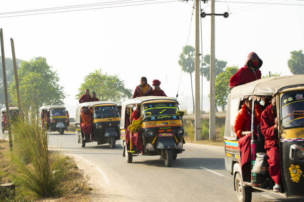 仏教の僧侶のグループはボッドゲーの自動人力車 (tuc tuc) にあります。ボッドガヤは、インドのビハール州の宗教的なサイトです。 - accident taxi driving tourist ストックフォトと画像