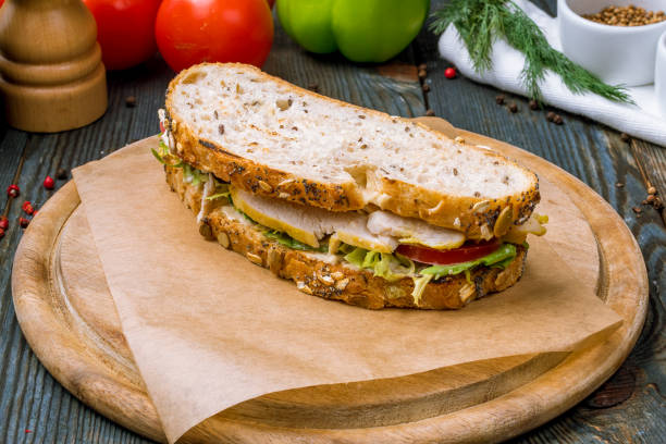 sándwich de pechuga de pollo y vegetales - sandwich turkey gourmet fast food fotografías e imágenes de stock