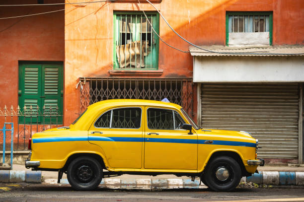 un taxi ambassador está estacionado en las calles de kolcata. el taxi ambassador ya no está construido por hindustan motors, pero miles todavía permanecen en las calles de la india. - old delhi fotografías e imágenes de stock
