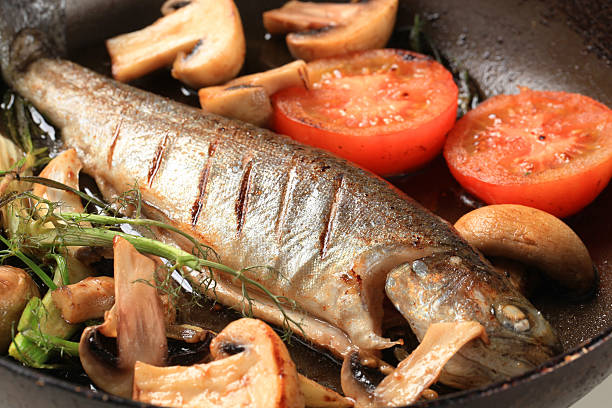 pan truta frito - full length whole trout grilled - fotografias e filmes do acervo