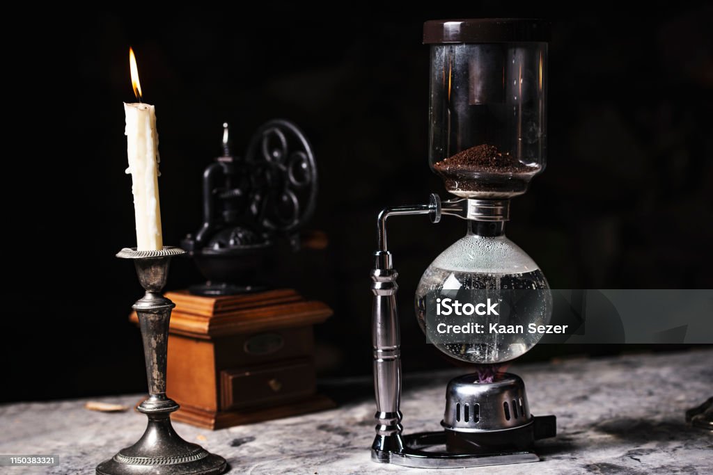 https://media.istockphoto.com/id/1150383321/photo/japanese-siphon-coffee-maker-and-coffee-grinder-with-candle.jpg?s=1024x1024&w=is&k=20&c=j0vZ4KHw8y_qV-IuDxt4SsrpMXdAjjAR4Ewtwv9Zffo=