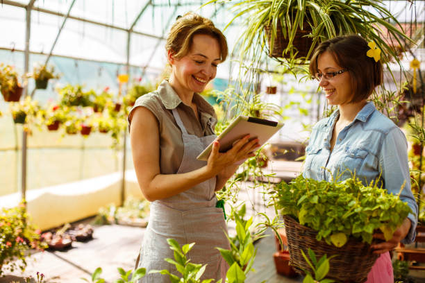 istock Florist serving a happy customer 1150384474