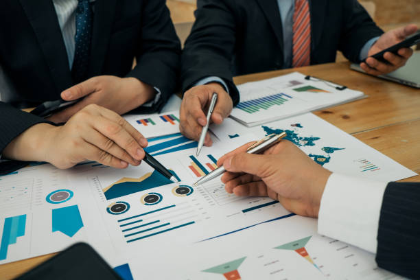 istock Businesspeople analyzing investment graph meeting brainstorming and discussing plan in meeting room, investment concept 1150385035