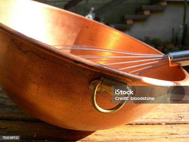 Bowl Und Whisk Stockfoto und mehr Bilder von Kupfer - Kupfer, Schüssel, Farbbild