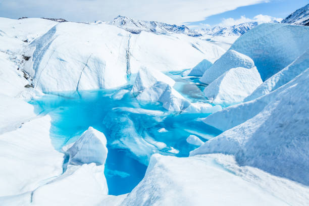 tiefblaues becken der überfluteten eishöhle auf dem matanuska-gletscher in alaskas chugach range. - serac stock-fotos und bilder