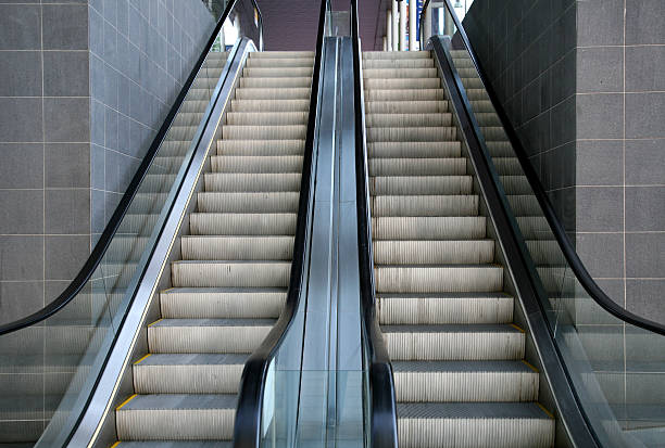escadas rolantes - escalator automated built structure moving down - fotografias e filmes do acervo