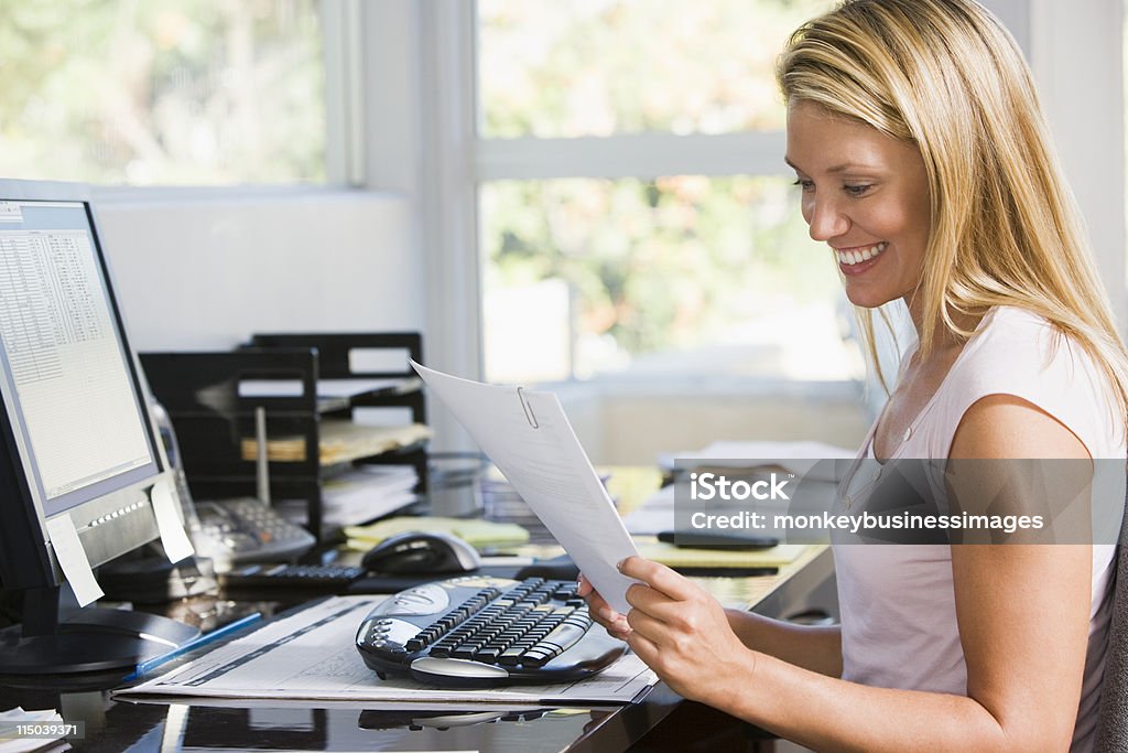Mulher no escritório em casa com computador e papelada - Foto de stock de Carta - Documento royalty-free