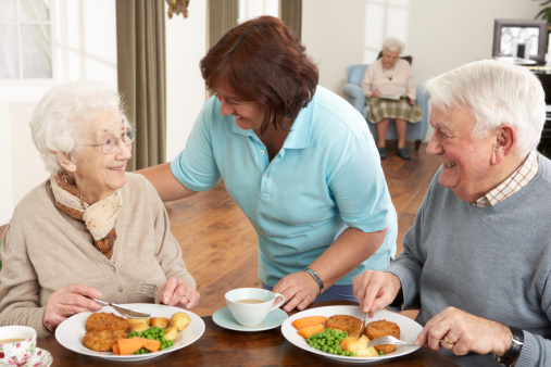 Senior par se sirve comida por Carer photo