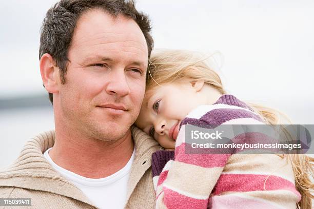 Pai Segurando A Filha Na Praia - Fotografias de stock e mais imagens de Cansado - Cansado, Pai, Carregar