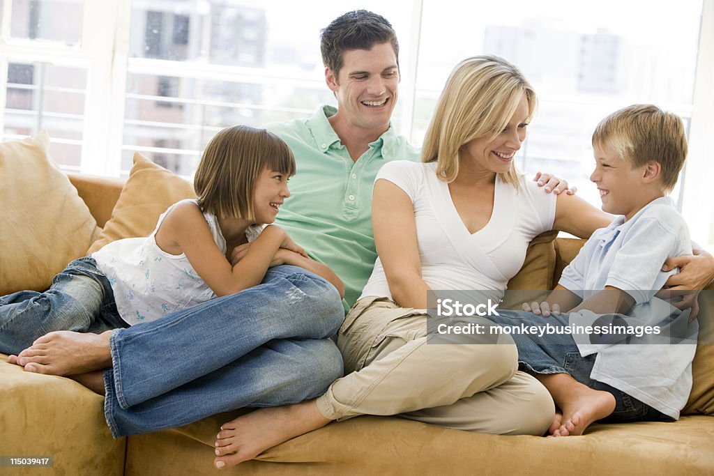 Família sentada na sala de estar a sorrir - Royalty-free 30-34 Anos Foto de stock