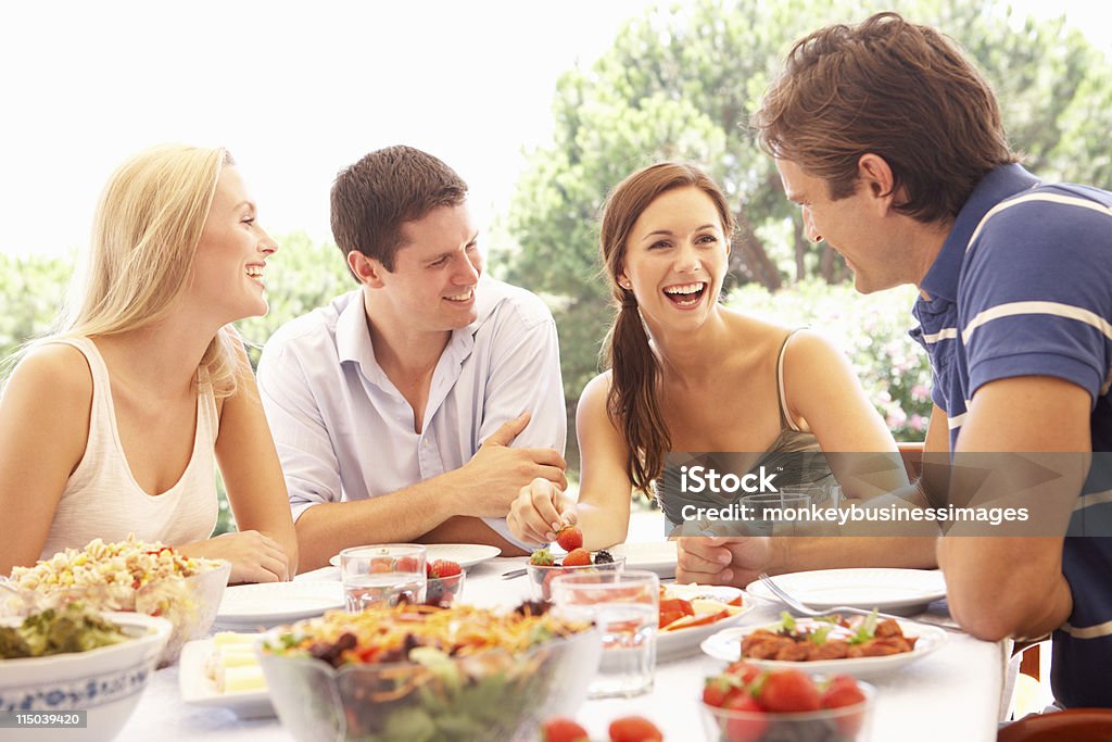 Jovens casais comer ao ar livre - Royalty-free Comer Foto de stock